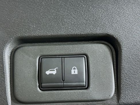 Used 2025 Nissan Rogue SV image 31