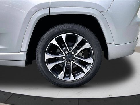 Certified 2022 Jeep Grand Cherokee Overland w/ Luxury Tech Group IV AWD/4WD image 36