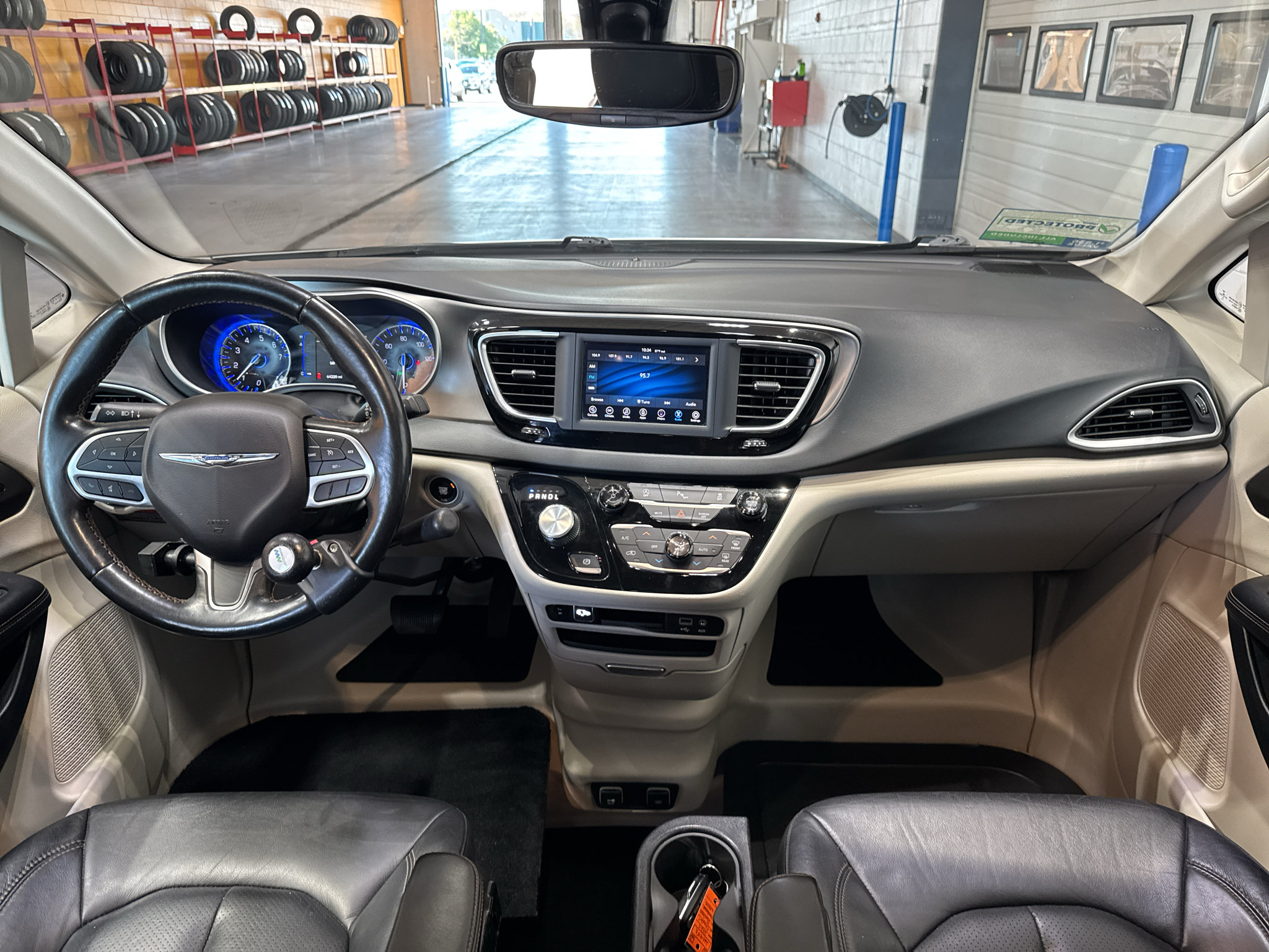Used 2020 Chrysler Pacifica Touring-L FWD image 14