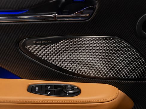 Used 2024 Aston Martin DB12 Convertible image 37