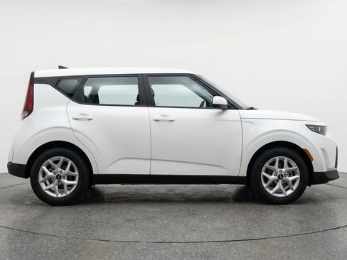 Used 2025 Kia Soul LX w/ LX Technology Package image 11