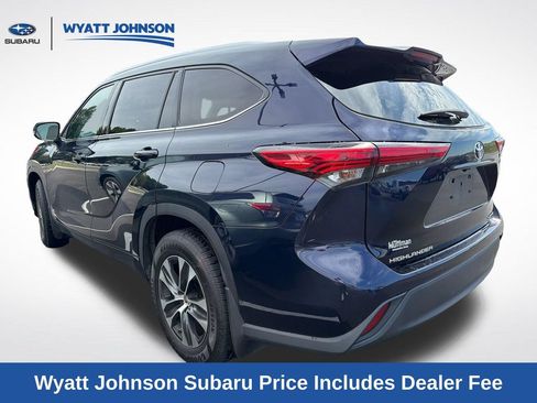 Used 2021 Toyota Highlander XLE AWD/4WD image 3