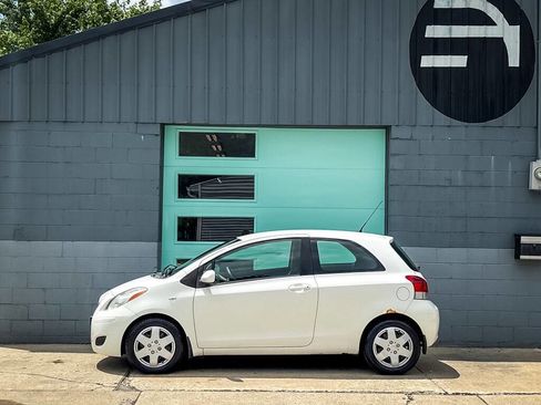 Used 2010 Toyota Yaris 2-Door Hatchback FWD image 3
