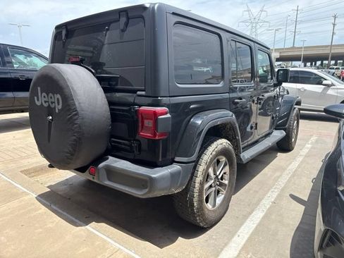 Used 2018 Jeep Wrangler Unlimited Sahara AWD/4WD image 3