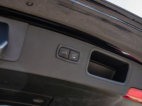 Used 2025 Porsche Macan AWD/4WD image 64