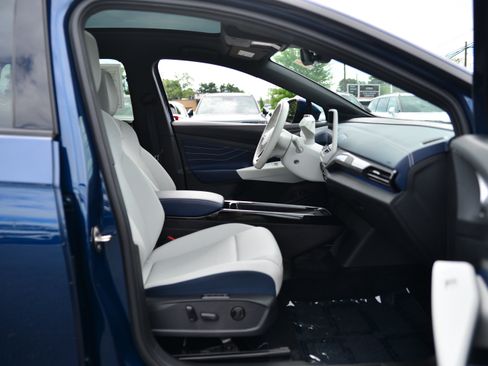 Used 2023 Volkswagen ID.4 S RWD image 14