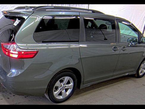 Used 2020 Toyota Sienna LE w/ Carpet Mat Package image 1