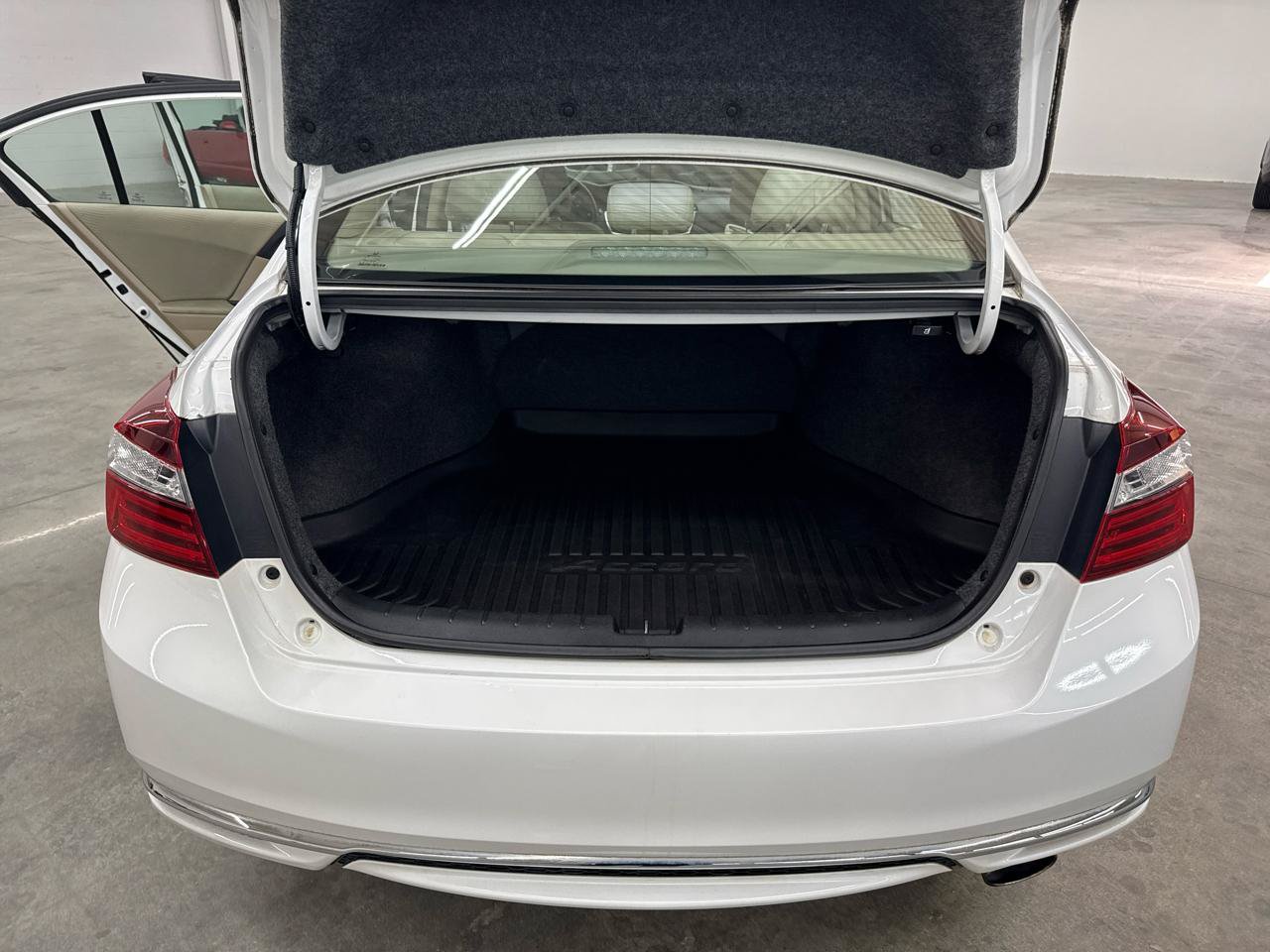 Used 2016 Honda Accord LX image 17