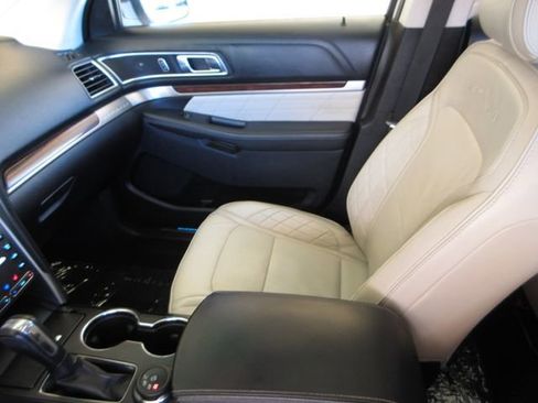 Used 2016 Ford Explorer Platinum image 23