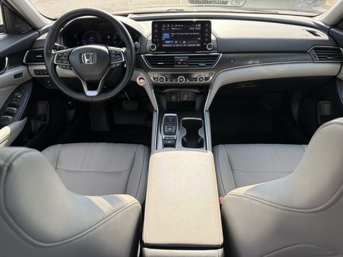 Used 2020 Honda Accord Touring image 4