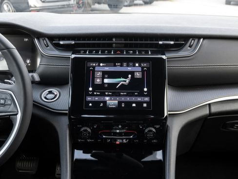 Used 2024 Jeep Grand Cherokee L Laredo image 24