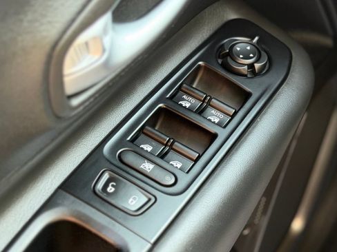 Used 2019 Jeep Renegade Limited AWD/4WD image 19