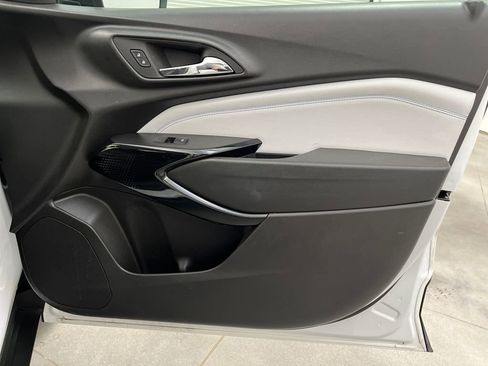 Used 2025 Chevrolet Trax LT w/ LT Convenience Package image 24