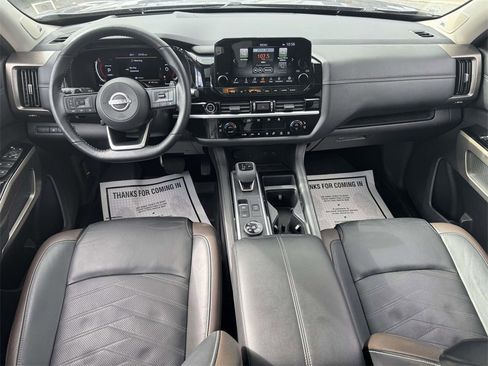 Used 2024 Nissan Pathfinder Platinum image 15