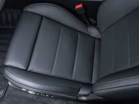 Certified 2025 Porsche Macan Electric RWD image 27
