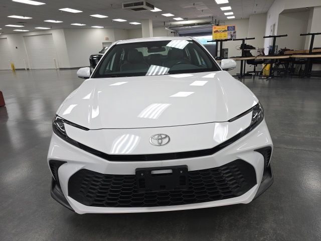 Used 2025 Toyota Camry SE AWD/4WD image 2