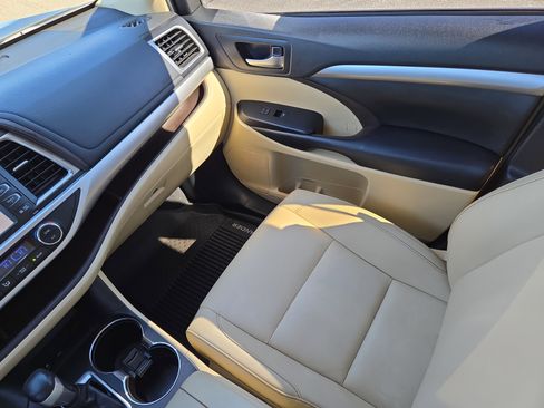 Used 2019 Toyota Highlander XLE image 18