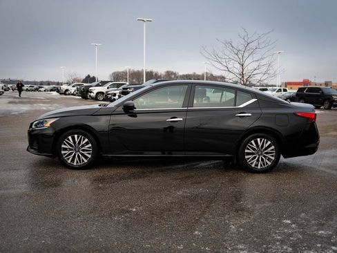 Used 2024 Nissan Altima 2.5 SV image 10