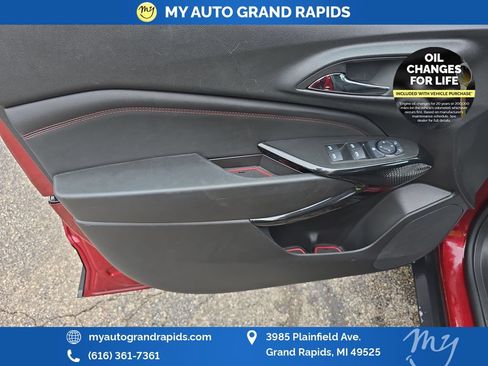 Used 2025 Chevrolet Trax RS FWD image 10