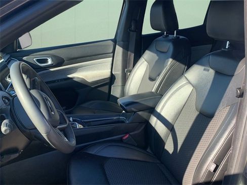 Used 2024 Jeep Compass Latitude image 18