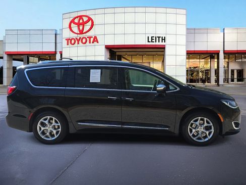 Used 2020 Chrysler Pacifica Limited image 4