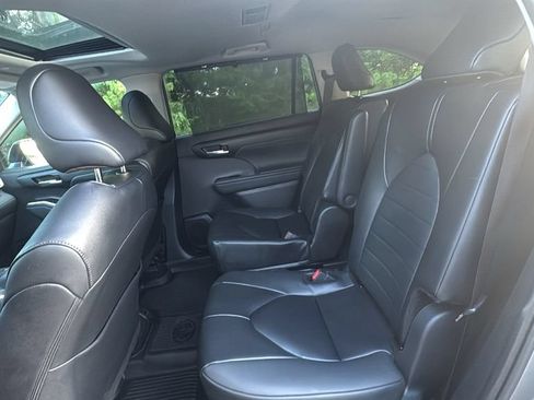 Used 2025 Toyota Highlander XLE AWD/4WD image 26