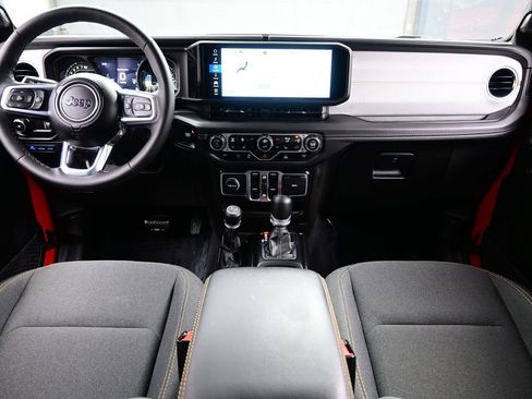 Used 2025 Jeep Wrangler Unlimited Sahara AWD/4WD image 18