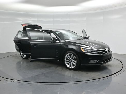 Used 2016 Volkswagen Passat 3.6 SEL Premium image 30