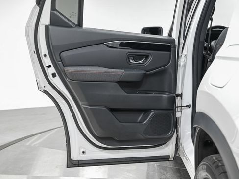 Used 2023 Honda Pilot Sport image 26