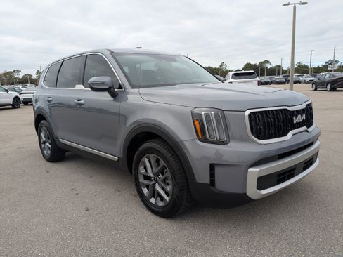 Certified 2025 Kia Telluride LX image 2