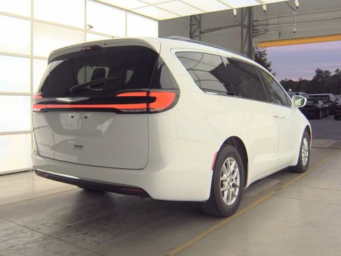 Used 2022 Chrysler Pacifica Touring-L FWD image 7