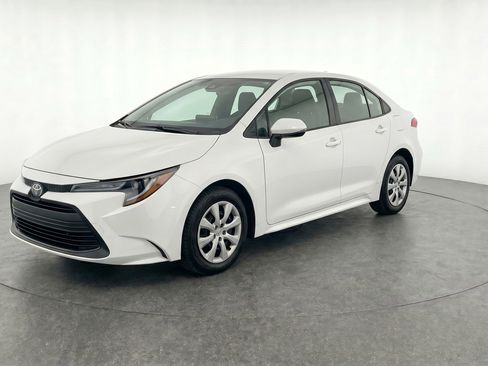 Used 2025 Toyota Corolla LE FWD image 3