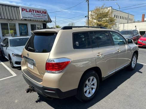 Used 2011 Toyota Highlander SE w/ Tow Pkg image 5