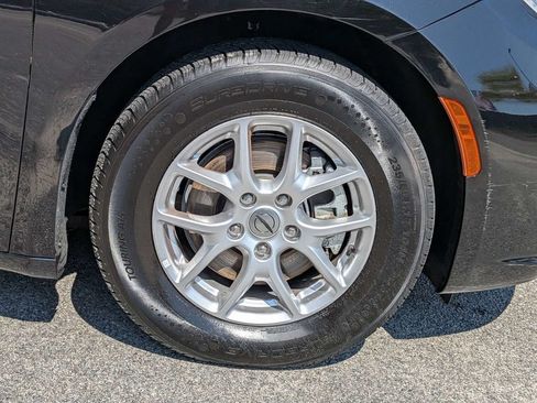Used 2024 Chrysler Pacifica Touring-L FWD image 12