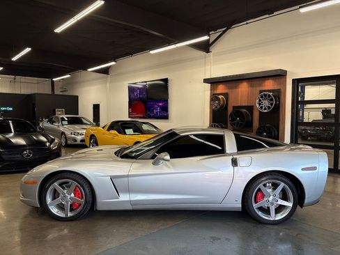 Used 2006 Chevrolet Corvette Coupe w/ Preferred Equipment Group RWD image 5