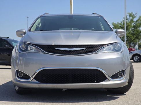Used 2018 Chrysler Pacifica Touring-L w/ Premium Audio Group FWD image 8