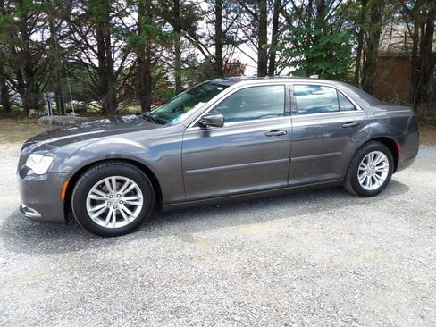 Used 2017 Chrysler 300 Limited w/ Value Package RWD image 1