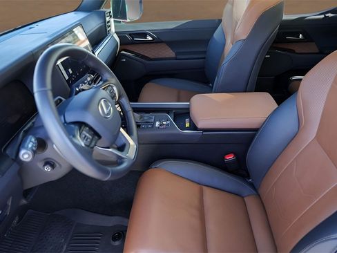 Used 2024 Lexus GX 550 image 9