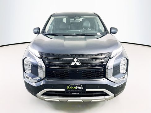 Used 2024 Mitsubishi Outlander SE image 2