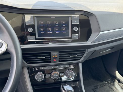 Certified 2023 Volkswagen Jetta SE w/ Panoramic Sunroof Package FWD image 25