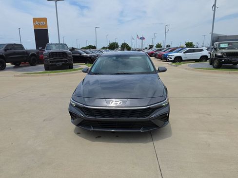 Used 2024 Hyundai Elantra SEL FWD image 8
