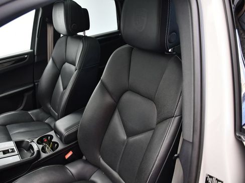 Certified 2024 Porsche Macan AWD/4WD image 36