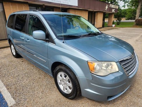Used 2010 Chrysler Town & Country Touring FWD image 4