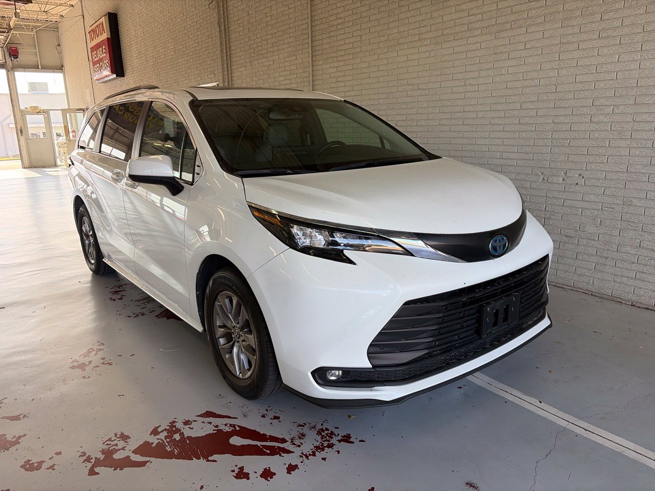 Used 2025 Toyota Sienna XLE FWD image 1