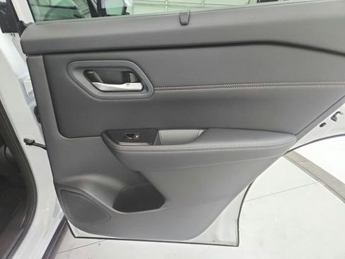Used 2025 Nissan Rogue SV w/ SV Premium Package FWD image 38