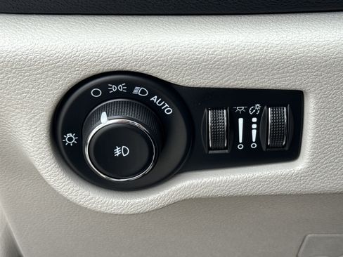 Used 2023 Chrysler Pacifica Touring-L image 25