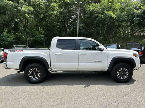 Used 2018 Toyota Tacoma TRD Off-Road AWD/4WD image 3