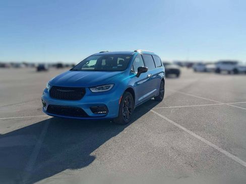 New 2026 Chrysler Pacifica Limited w/ S Appearance Package image 3