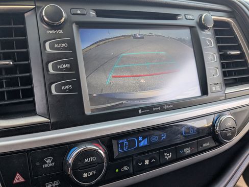 Used 2019 Toyota Highlander SE FWD image 24