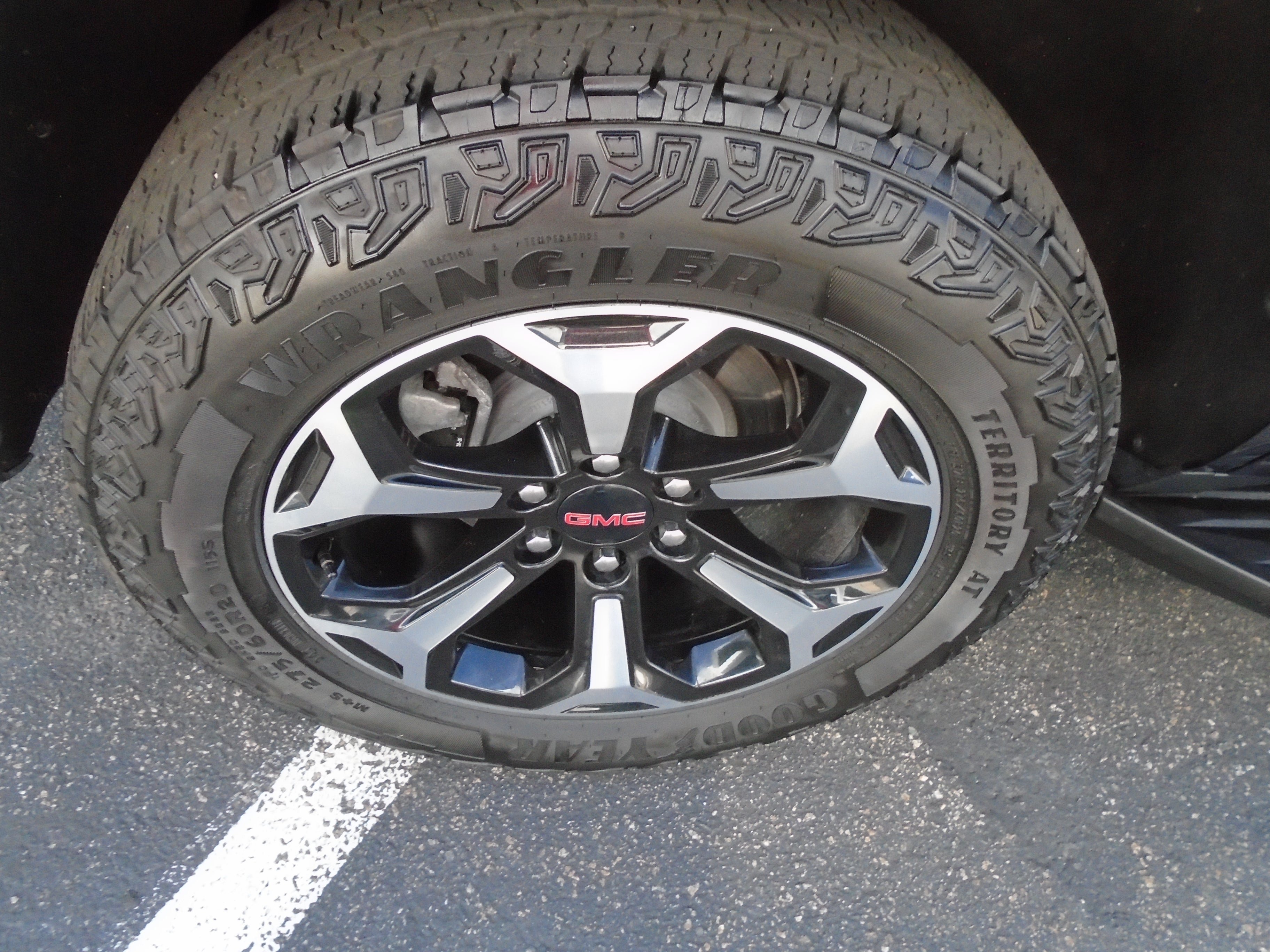 Used 2025 GMC Yukon AT4 AWD/4WD image 21